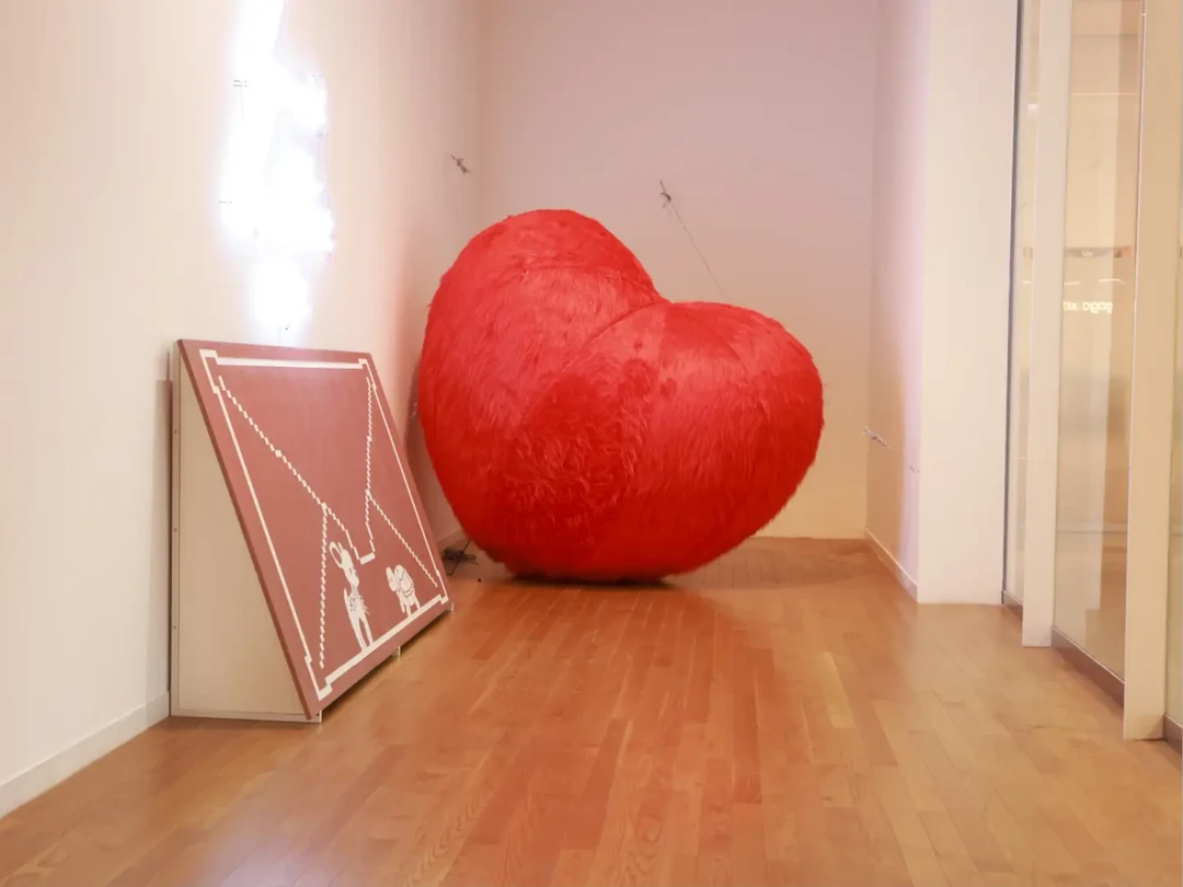 欧阳娜娜跨界艺术展：情感与艺术的深度交织